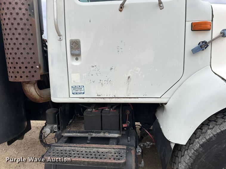 image for item DT6427 2001 International 2674 vacuum truck