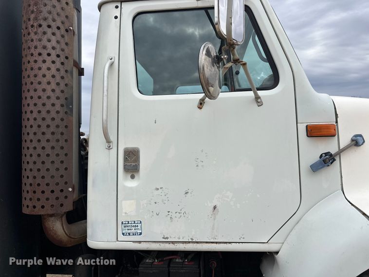 image for item DT6427 2001 International 2674 vacuum truck