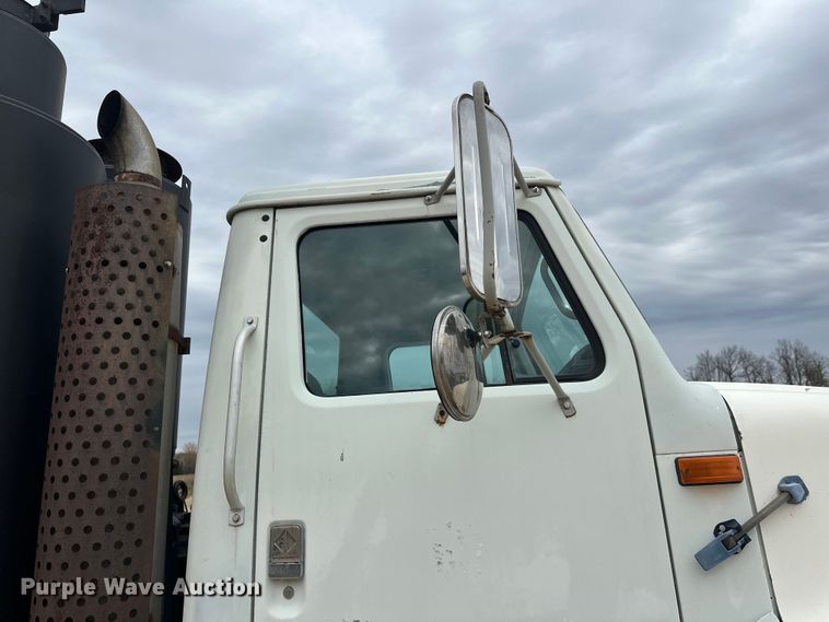 image for item DT6427 2001 International 2674 vacuum truck