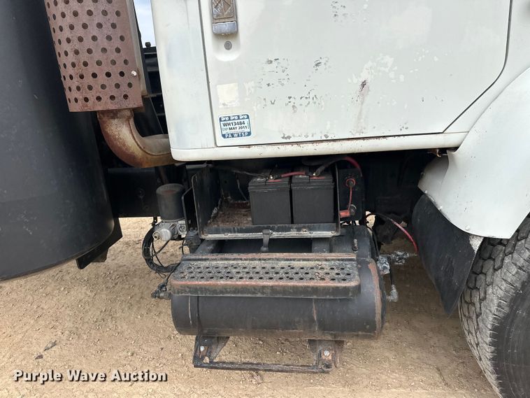 image for item DT6427 2001 International 2674 vacuum truck