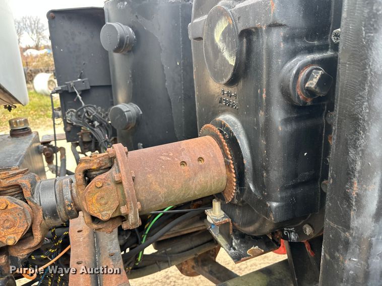 image for item DT6427 2001 International 2674 vacuum truck