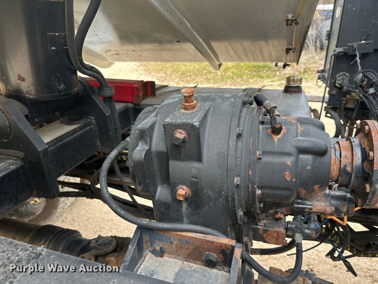 image for item DT6427 2001 International 2674 vacuum truck