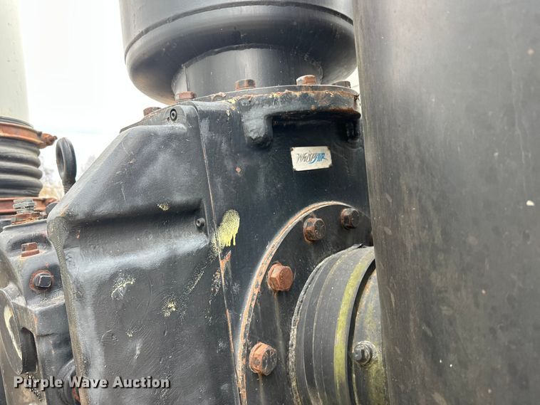 image for item DT6427 2001 International 2674 vacuum truck