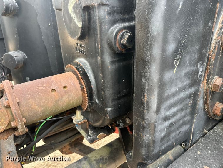 image for item DT6427 2001 International 2674 vacuum truck