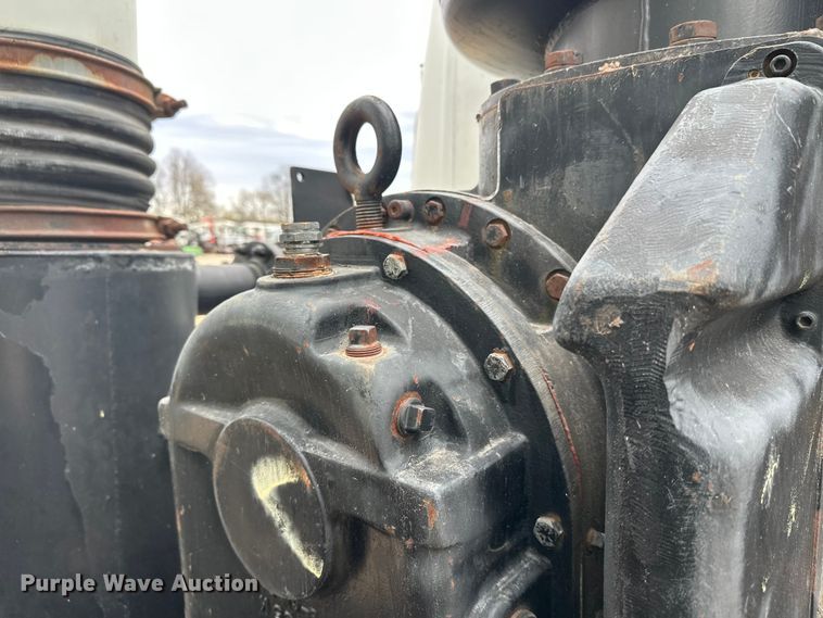 image for item DT6427 2001 International 2674 vacuum truck