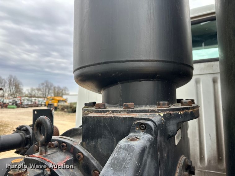 image for item DT6427 2001 International 2674 vacuum truck