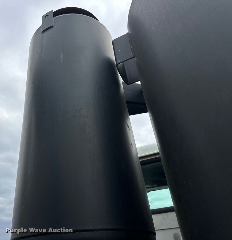 image for item DT6427 2001 International 2674 vacuum truck