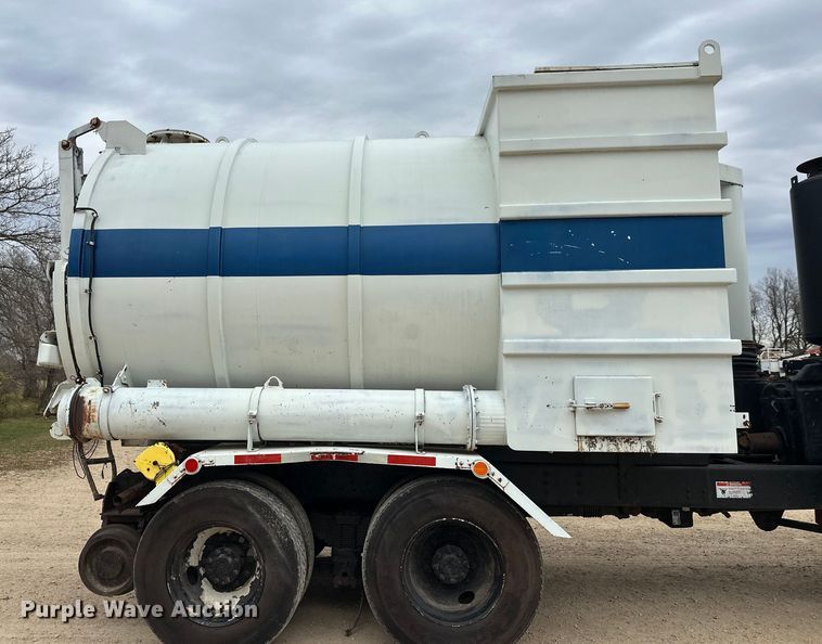 image for item DT6427 2001 International 2674 vacuum truck