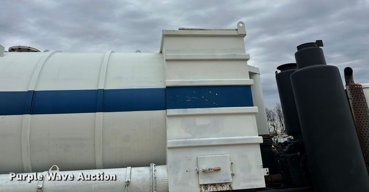 image for item DT6427 2001 International 2674 vacuum truck