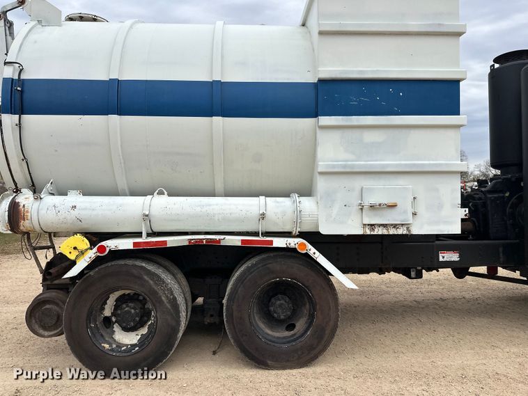 image for item DT6427 2001 International 2674 vacuum truck