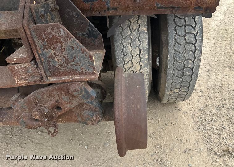 image for item DT6427 2001 International 2674 vacuum truck