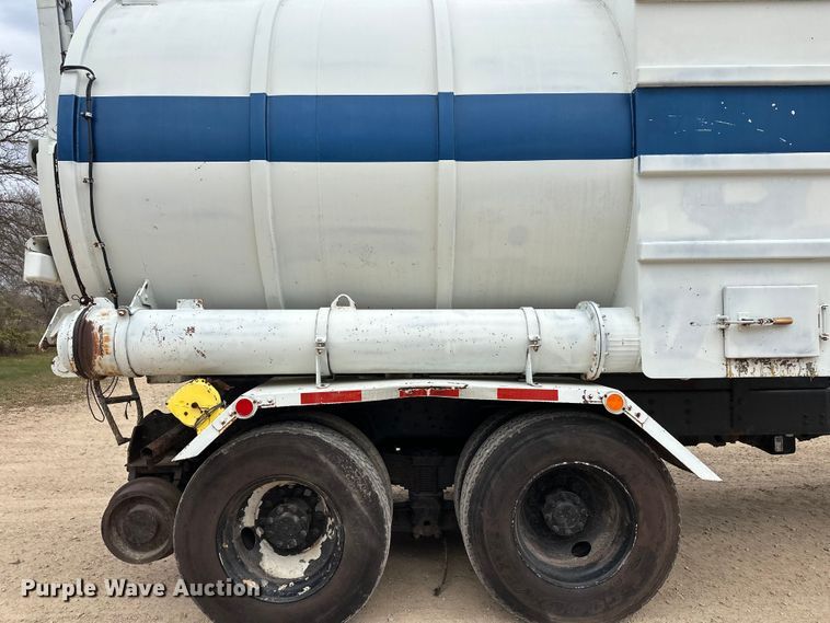 image for item DT6427 2001 International 2674 vacuum truck