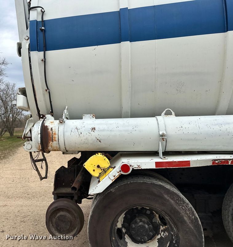 image for item DT6427 2001 International 2674 vacuum truck