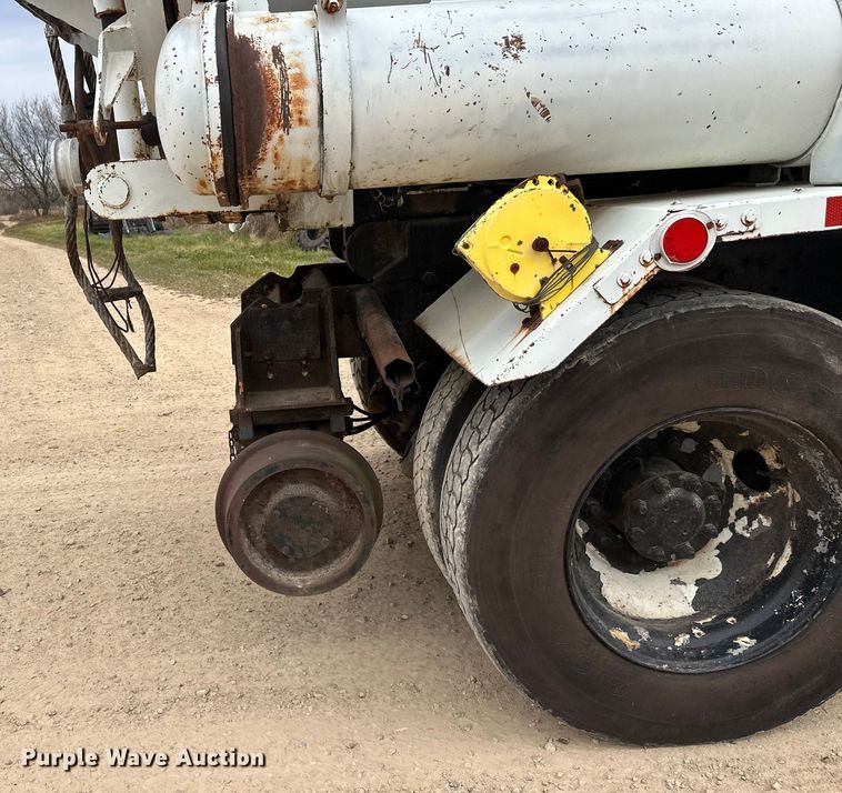 image for item DT6427 2001 International 2674 vacuum truck