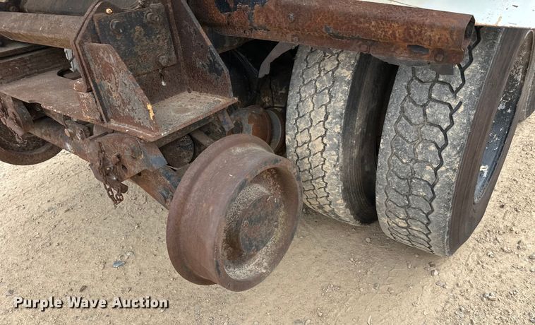 image for item DT6427 2001 International 2674 vacuum truck