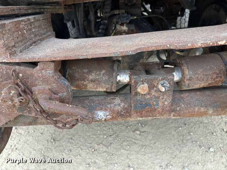 image for item DT6427 2001 International 2674 vacuum truck