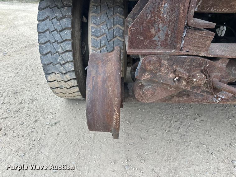 image for item DT6427 2001 International 2674 vacuum truck