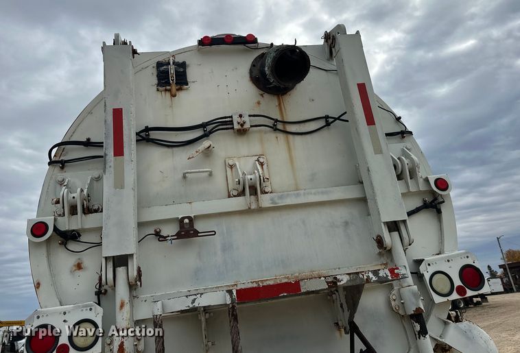 image for item DT6427 2001 International 2674 vacuum truck