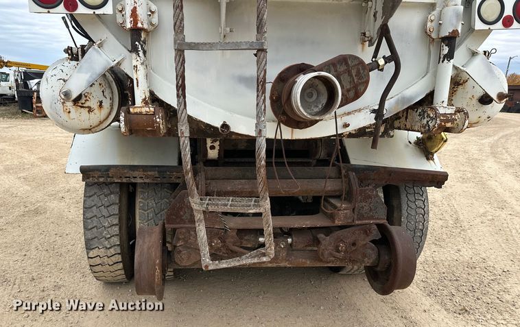 image for item DT6427 2001 International 2674 vacuum truck