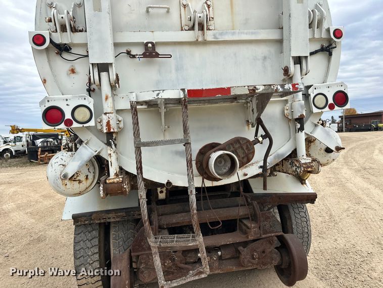 image for item DT6427 2001 International 2674 vacuum truck