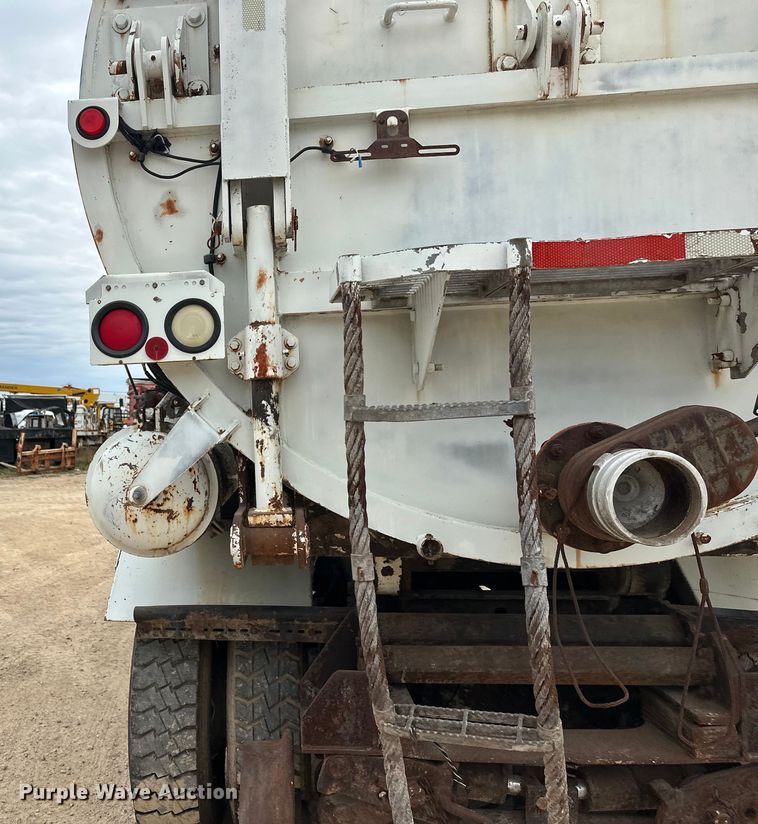 image for item DT6427 2001 International 2674 vacuum truck