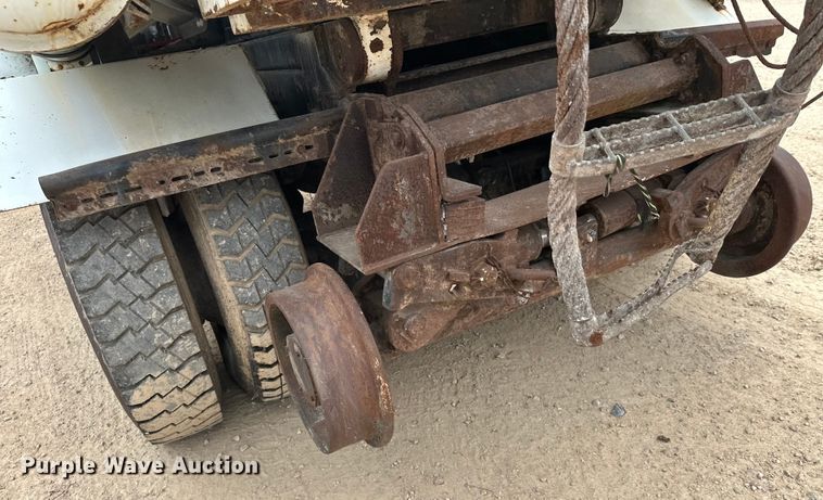 image for item DT6427 2001 International 2674 vacuum truck