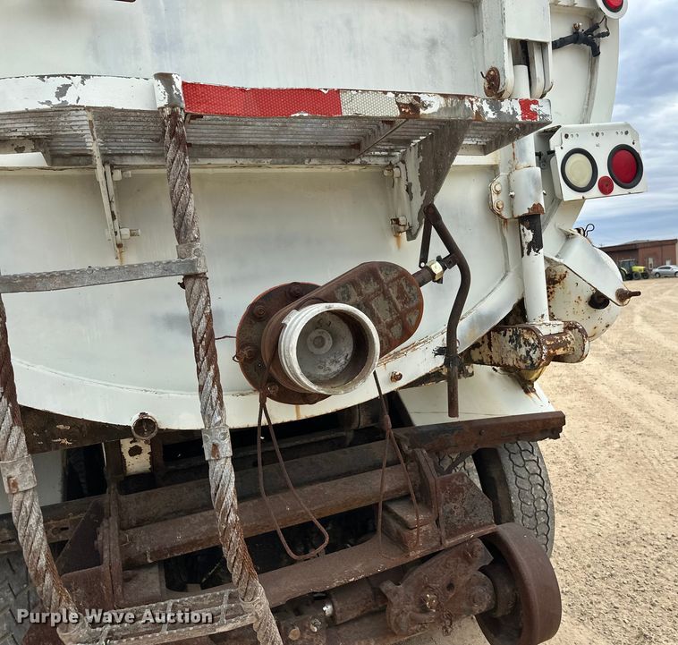 image for item DT6427 2001 International 2674 vacuum truck