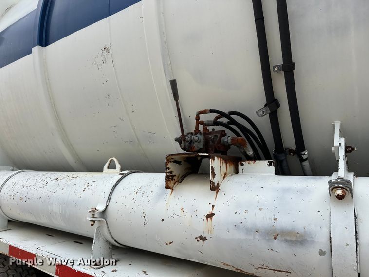 image for item DT6427 2001 International 2674 vacuum truck