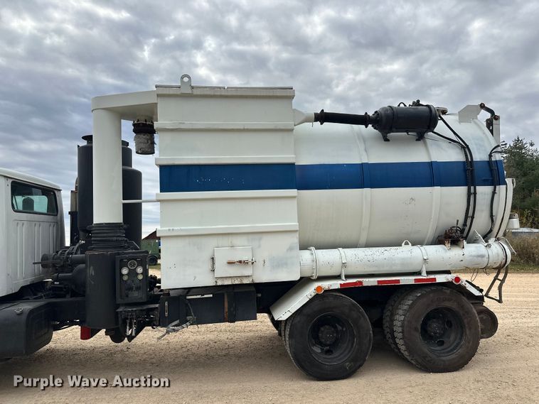 image for item DT6427 2001 International 2674 vacuum truck