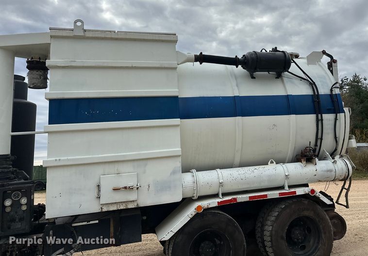 image for item DT6427 2001 International 2674 vacuum truck