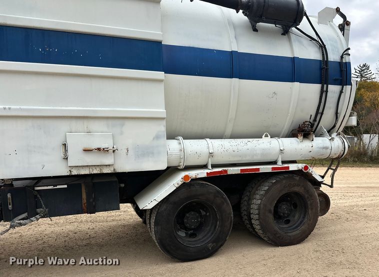 image for item DT6427 2001 International 2674 vacuum truck