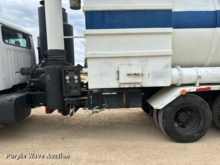 image for item DT6427 2001 International 2674 vacuum truck