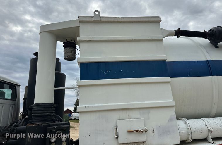 image for item DT6427 2001 International 2674 vacuum truck