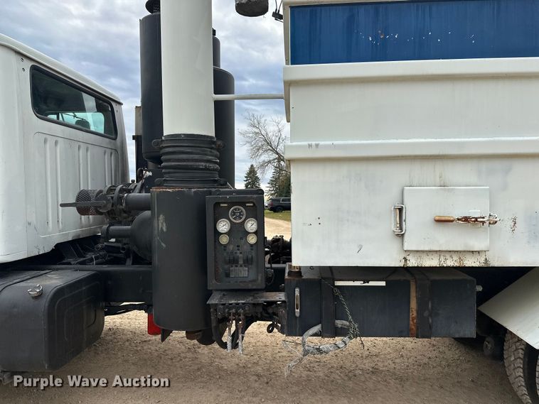 image for item DT6427 2001 International 2674 vacuum truck