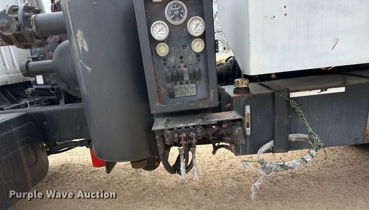 image for item DT6427 2001 International 2674 vacuum truck