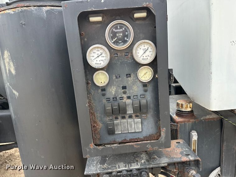 image for item DT6427 2001 International 2674 vacuum truck