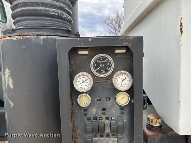 image for item DT6427 2001 International 2674 vacuum truck