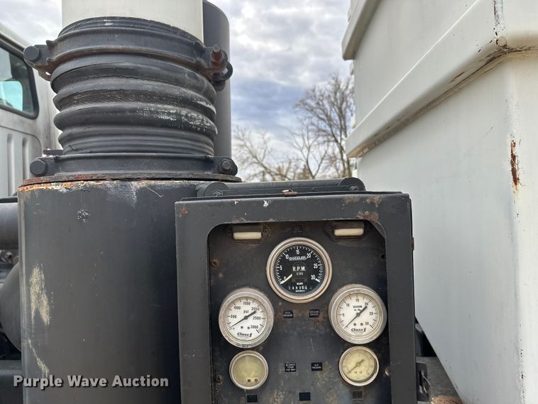 image for item DT6427 2001 International 2674 vacuum truck