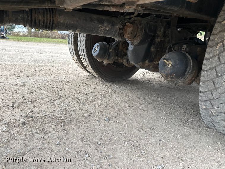 image for item DT6427 2001 International 2674 vacuum truck