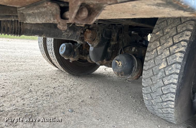 image for item DT6427 2001 International 2674 vacuum truck