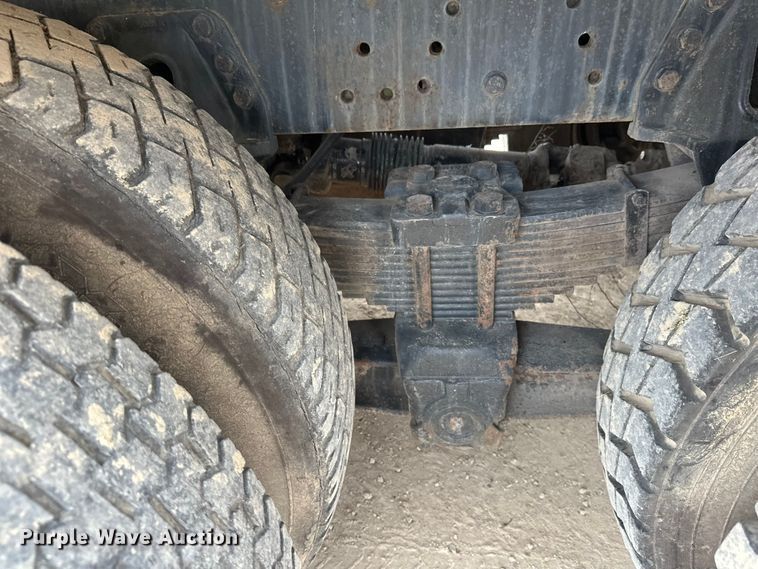 image for item DT6427 2001 International 2674 vacuum truck