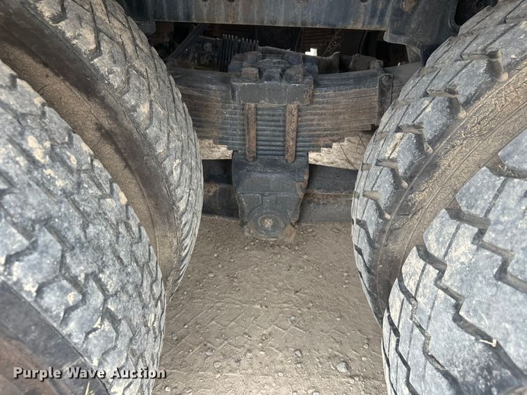 image for item DT6427 2001 International 2674 vacuum truck