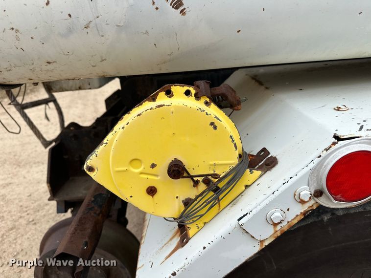 image for item DT6427 2001 International 2674 vacuum truck