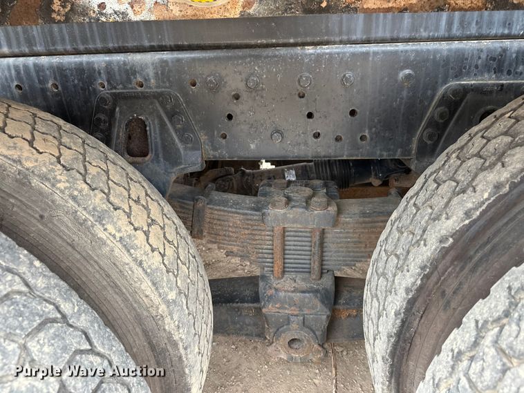 image for item DT6427 2001 International 2674 vacuum truck