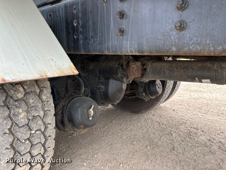 image for item DT6427 2001 International 2674 vacuum truck