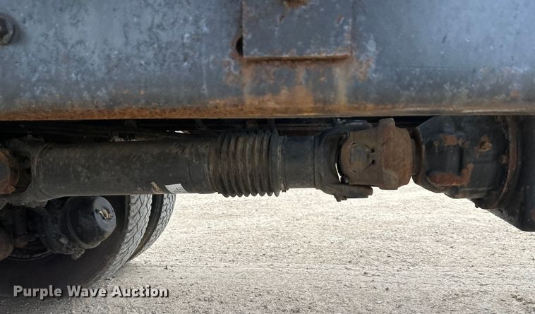 image for item DT6427 2001 International 2674 vacuum truck