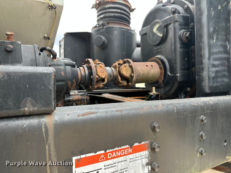 image for item DT6427 2001 International 2674 vacuum truck