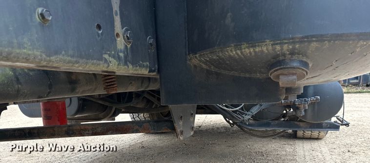 image for item DT6427 2001 International 2674 vacuum truck