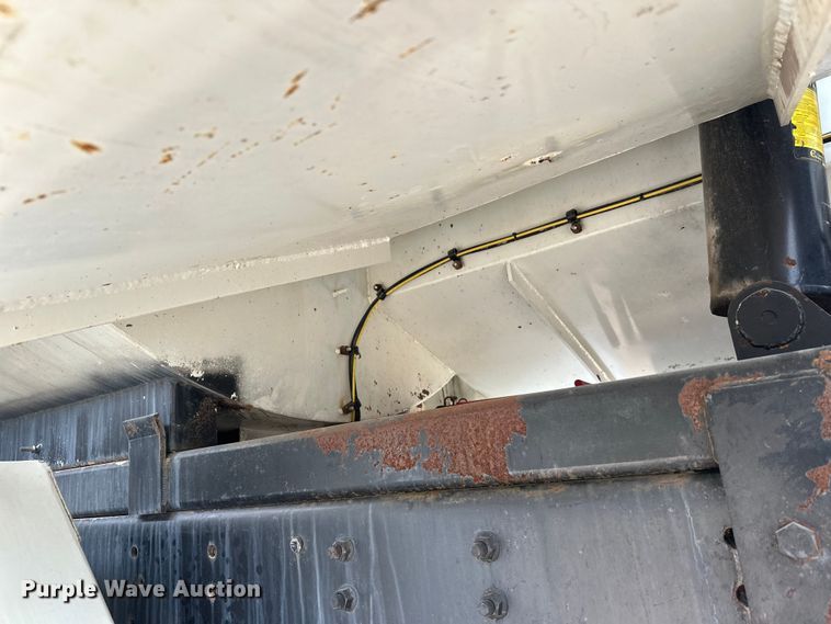 image for item DT6427 2001 International 2674 vacuum truck