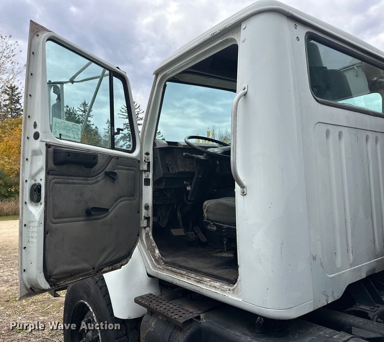 image for item DT6427 2001 International 2674 vacuum truck
